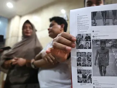 Pengacara menunjukkan meme Amien Rais yang diunggah di akun Facebook Syakieb Sungkar di Gedung Bareskrim Polri Jakarta, Selasa (26/6). Akun itu dilaporkan diduga mengunggah konten berbau penghinaan. (Liputan6.com/Fery Pradolo)