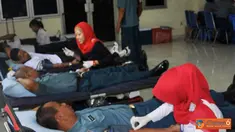 Citizen6, Jakarta: Diskes kolinlamil bekerjasama dengan PMI mengadakan kegiatan donor darah, diikuti oleh segenap Prajurit Kolinlamil di Gedung Laut Natuna, Mako Kolinlamil, Tanjung priok, Jakarta Utara, Selasa (30/10). (Pengirim: Dispenkolinlamil).