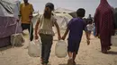Produksi air dari sumur-sumur air tanah—yang biasanya menyumbang 80 persen dari pasokan air Gaza—turun dari 35.000 menjadi 15.000 meter kubik per hari atau menyusut lebih dari 50 persen dari kapasitas produksi air tanah sebelum perang berkecamuk. (AP Photo/Jehad Alshrafi)