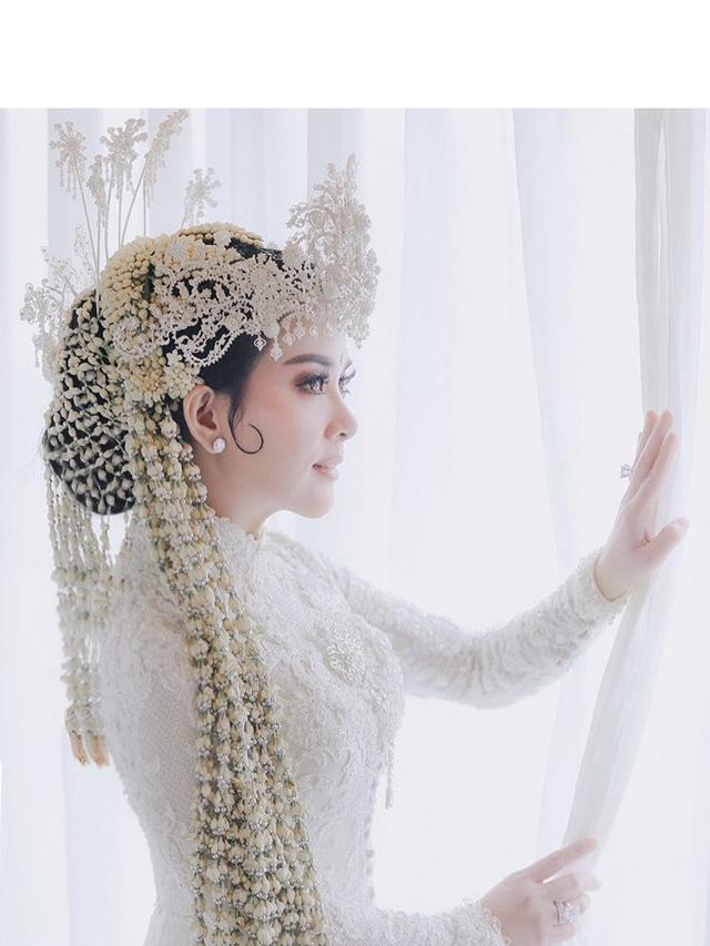 7 Gaya Syahrini saat Kenakan Kebaya, Cantik dan Memesona
