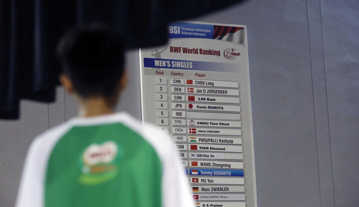 Seorang siswa  MILO School Competition 2015,  sedang melihat papan peringkat Dunia Bulutangkis saat mengikuti latihan fitisk dari Rexy Mainaky di Gedung Pelatnas PBSI, Cipayung, Rabu (25/11/2015). (Bola.com/Nicklas Hanoatubun)