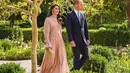 Putri Wales, Kate Middleton terlihat memesona mengenakan gaun bernuansa dusty rose rancangan desainer Lebanon Elie Saab. Gaunnya menampilkan detail kerah tinggi dan sulaman bunga pada bagian korset. [Foto: IG/princeandprincessofwales].
