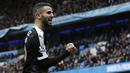 Pemain Leicester City, Riyad Mahrez menjadi pencetak gol kedua bagi timnya saat melawan Manchester City pada lanjutan Liga Premier Inggris pekan ke-25 di Etihad Stadium, Manchester, Sabtu (6/2/2016). (AFP/Adrian Dennis) 