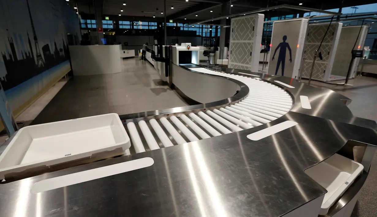 Mesin deteksi full body terbaru saat digunakan di Bandara Cologne-Bonn Konrad Adenaue, Jerman (15/11). Alat deteksi yang diberi nama 'Easy Security' ini menggunakan scanner keamanan QPS200 berbasis gelombang milimeter. (REUTERS/Wolfgang Rattay)