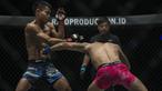 Atlet MMA Indonesia, Stefer Rahardian, terkena pukulan atlet MMA China, Peng Xue Wen, pada kelas strawweight di JCC Senayan, Jakarta, Sabtu (22/9/2018). Stefer Rahardian kalah dari Peng Xue Wen. (Bola.com/Vitalis Yogi Trisna)