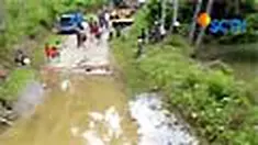 Gempa berkekuatan 5,8 skala Richter yang mengguncang Kecamatan Bunta, Kabupaten Banggai, Sulteng, Sabtu lau, membuat jalur Trans Sulawesi terputus. Jalan yang berada di pinggir laut itu ambrol sedalam dua meter.