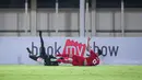 <p>Pemain Timnas Indonesia U-20, Jens Raven (kanan) berebut bola dengan kiper Maldewa, Mohamed Yaameen pada laga Grup F Kualifikasi Piala Asia U-20 2025 di Stadion Madya, Senayan, Jakarta, Rabu (25/09/2025). (Bola.com/Bagaskara Lazuardi)</p>