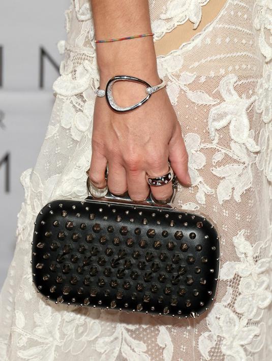 <p>Emma Watson menghadiri makan malam The Kering Foundation's Caring for Women di The Pool on Park Avenue, New York City, Amerika Serikat, 15 September 2022. Emma menyimpan barang-barang penting dalam tas clutch bertabur perak. (Dia Dipasupil/Getty Images/AFP)</p>