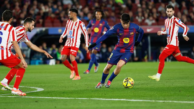 Pedri menggiring bola dalam laga La Liga antara Barcelona vs Atletico Madrid