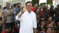 Mantan aktivis Fadjroel Rahman meninggalkan Kompleks Istana Kepresidenan di Jakarta, Senin (21/10/2019). Sebelumnya, Presiden Joko Widodo (Jokowi) telah menjanjikan bakal mengenalkan para calon menterinya hari ini atau sehari setelah pelantikan. (Liputan6.com/Angga Yuniar)