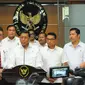 Menkopolhukam Wiranto bersama Mendagri Tjahjo Kumolo dan KSP Moeldoko memberi keterangan usai rapat koordinasi tentang keamanan pasca-pemilu 2019 di Jakarta, Rabu (24/4). Wiranto menjelaskan Sejumlah isu seperti hoaks dan tuduhan yang berakibat pada delegitimasi KPU. (Liputan6.com/Angga Yuniar)