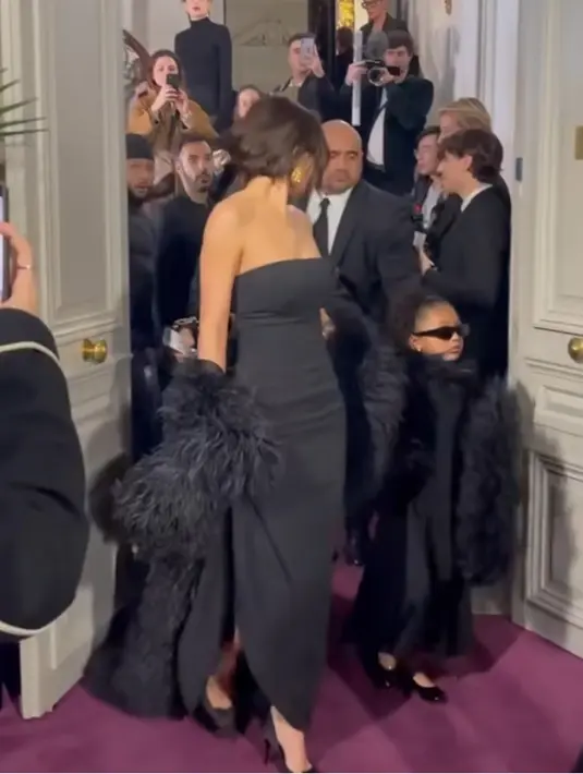 Stormi, yang akan berusia 6 tahun, tiba di fashion show Valentino dengan pakaian serba hitam yang serasi dengan milik ibunya. [@majorversace]