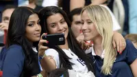 Sandra (kanan) saat bersama Ludivine Sagna dan Mazda Magui di Maracana Stadium, Rio de Janeiro (25/07/2014) (AFP Photo/FRANCK FIFE)