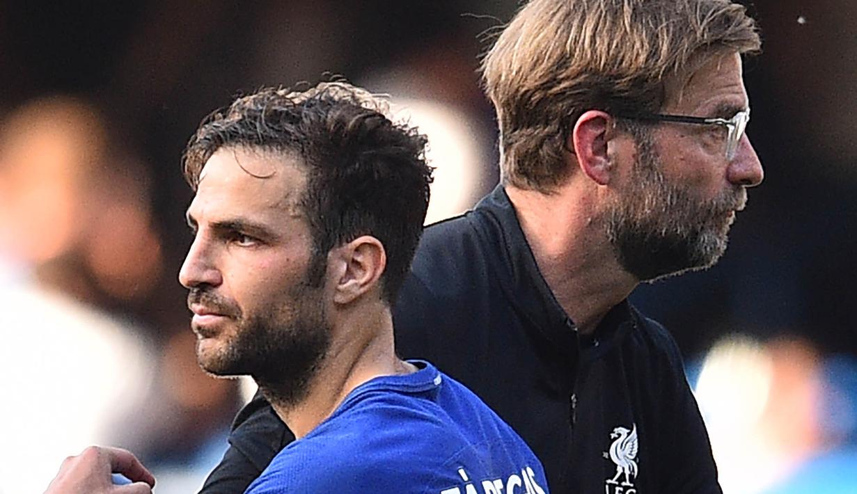 Pelatih Liverpool, Jurgen Klopp, menyapa gelandang Chelsea, Cesc Fabregas, usai laga Premier League di Stadion Stamford Bridge, London, Minggu (6/5/2018). Chelsea menang 1-0 atas Liverpool. (AFP/Glyn Kirk)
