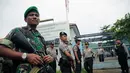 Aparat TNI berjaga selama proses pemindahan tahanan menuju Nusakambangan, Cilacap, Jawa Tengah (4/3/2015). Dua terpidana mati asal Australia dipindahkan dari Lapas Kerobokan ke Nusakambangan untuk menjalani eksekusi. (Reuters/Darren Whiteside)