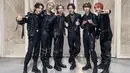 Sementara unit NCT lainnya, Way V tak kalah memesona dibalut outfit serba hitam. @smtown]
