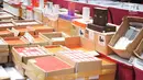 Barang bukti diperlihatkan saat rilis penyelundupan perangkat telekomunikasi elektronik, Jakarta, Kamis (29/8/2019). Polda Metro Jaya mengamakan 5.572 HP berbagai merek dari China ke Jakarta tanpa membayar pajak dengan nilai kerugian negara ditaksir Rp4,5 triliun. (Liputan6.com/Immanuel Antonius)
