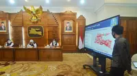 Konferensi pers perkembangan kasus virus corona baru yang memicu COVID-19 di Gedung Grahadi, Senin (4/5/2020) (Foto: Liputan6.com/Dian Kurniawan)