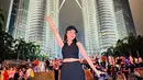 Sejak beberapa waktu lalu, Mayang Lucyana tampak berkunjung ke Malaysia. Ia tampak berkeliling menikmati berbagai wisata di sana. Mayang terlihat begitu senang mengunjungi Twin Tower.(Liputan6.com/IG/@mayaang.lucyaana)