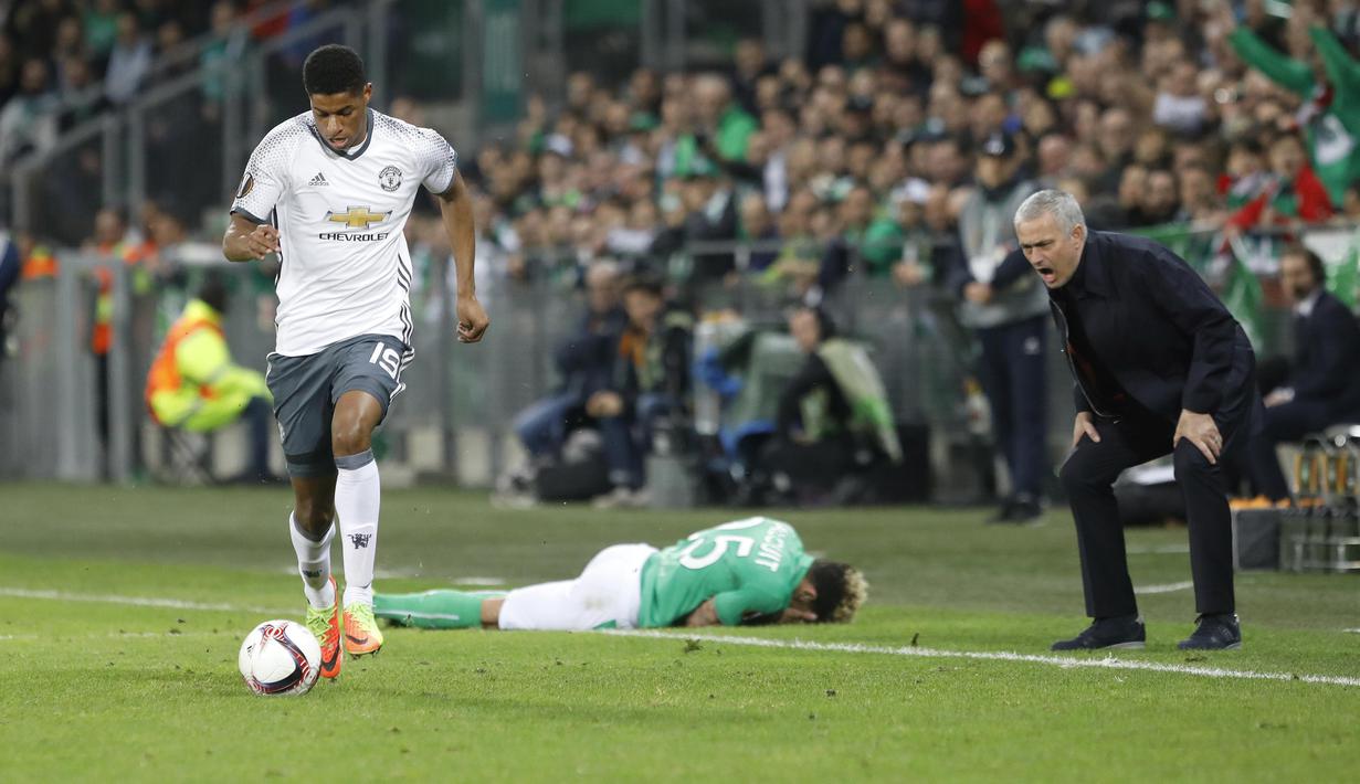 Pelatih Manchester United, Jose Mourinho (kanan) memotivasi Marcus Rashford melawan pemain Saint-Etienne pada leg kedua babak 32 besar Liga Europa di Geoffroy Guichard stadium, Saint-Etienne, (22/2/2017). (AP Photo/Laurent Cipriani)