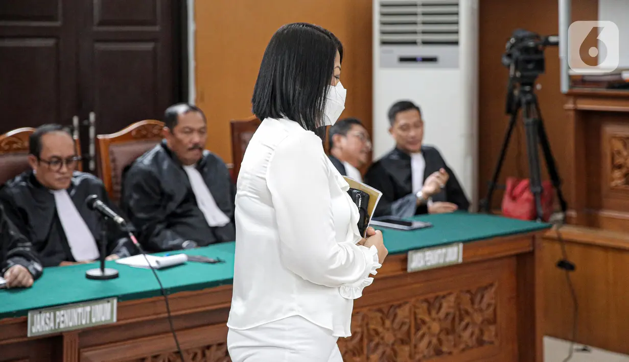 Terdakwa kasus pembunuhan Brigadir Yosua Hutabarat atau Brigadir J, Putri Candrawathi tiba untuk menjalani sidang lanjutan di Pengadilan Negeri Jakarta Selatan, Jakarta, Rabu (26/10/2022). Sidang itu beragenda mendengarkan pembacaan putusan sela. (Liputan6.com/Faizal Fanani)