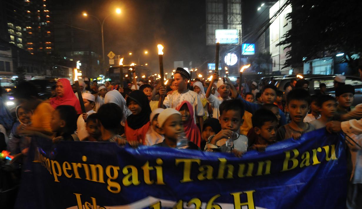 Ratusan warga Kelurahan Pondok Cina mengikuti pawai obor memperingati Tahun Baru Islam di Jalan Margonda Raya, Depok, Jawa Barat, Jumat (24/10/2014) (Antara Foto/Indrianto Eko Suwarso)