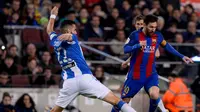   Striker Barcelona, Lionel Messi, saat berusaha melewati pemain Leganes pada pertandingan pekan ke-23 La Liga, di Camp Nou, Senin (20/2/2017) dini hari WIB. (AFP/Josep Lago). 