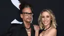 Vokalis band Aerosmith, Steven Tyler bersama pacarnya, Aimee Preston pada gala premiere film "Ad Astra" di The Cinerama Dome, Los Angeles, Rabu (18/9/2019). Steven Tyler tampak mesra dengan kekasih mudanya yang berusia 30 tahun tersebut. (Jordan Strauss/Invision/AP)