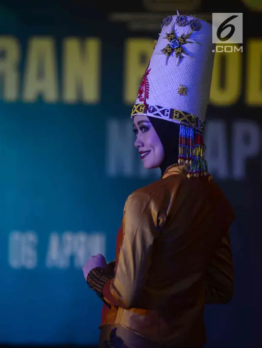 Model berpose mengenakan busana karya produk unggulan narapidana di gedung Kementerian Perindustrian, Jakata (3/4). Pameran ini diselenggarakan oleh Ditjen Pemasyarakatan bekerjasama dengan Ditjen Industri Kecil dan Menengah. (Merdeka.com/Imam Buhori)