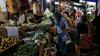 Kebijakan pemerintah menahan PPN 11% pada 2025 ditujukan untuk menjaga daya beli masyarakat yang diperkirakan akan membuat realisasi inflasi tahun ini lebih rendah dibandingkan 2024 lalu. (Liputan6.com/Angga Yuniar)