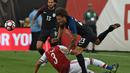 Pemain AS, Fabian Johnson, duel dengan pemain Paraguay, Gustavo Raul Gomez, dalam laga Grup A Copa America Centenario 2016 di Stadion Lincoln Financial Field, Philadelphia, AS, Minggu (12/6/2016) WIB. (AFP/Don Emmert)