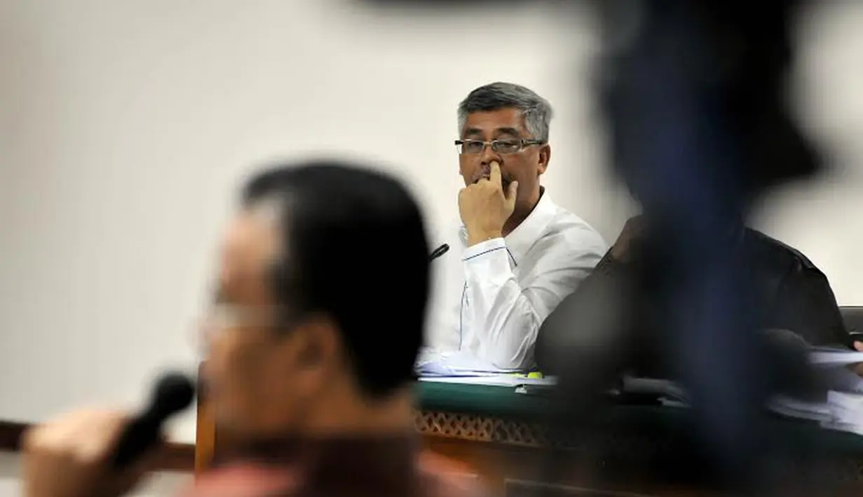 Bahkan Akil pun tertangkap kamera saat mengorek hidungnya yang terasa gatal saat di ruang sidang (Liputan6.com/Johan Tallo)