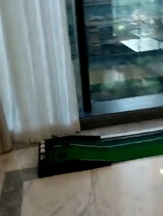 Terdapat juga beberapa alat musik seperti gitar dan piano. Rumah mereka juga dilengkapi mini golf untuk rekreasi. (Instagram Story @muren.s)