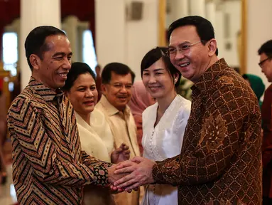 Presiden Joko Widodo bersalaman dengan Gubernur DKI Jakarta Basuki Tjahaja Purnama dalam Silaturahmi Idul Fitri 1437 H di Istana Negara, Jakarta, Senin (11/7). (Liputan6.com/Faizal Fanani)