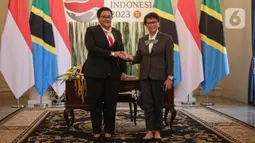 Menteri Luar Negeri Indonesia Retno Marsudi (kanan) berjabat tangan dengan Menteri Luar Negeri Indonesia Tanzania Stergomena Lawrence Tax saat menerima kedatangannya di Gedung Kementerian Luar Negeri, Jakarta, Kamis (22/6/2023). Pertemua tersebut dalam upaya peningkatan kerja sama perdagangan dan investasi. (Liputan6.com/Faizal Fanani)