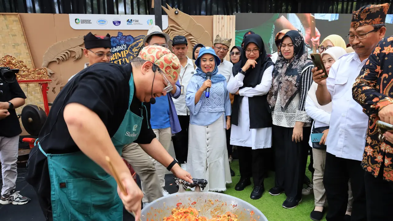 Bupati Banyuwangi Ipuk Fiestiandani menyaksikan proses pengolahan udang ramah lingkungan (Istimewa)