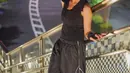 Kombinasi sleeveless top hitam dengan celana parasut warna senada nggak kalah menarik. [@jkt48.zee]