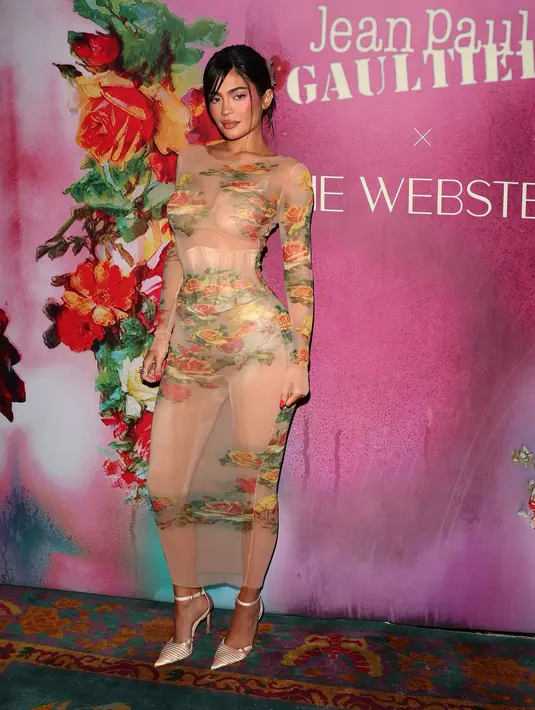 <p>Tak ketinggalan, Kylie Jenner pun hadir dengan sheer dress pada acara terbarunya. Ia menggunakan dress bunga-bunga bahan sheer dengan bra warna nude dan korset di dalamnya. [Instagram/kyliejenner]</p>