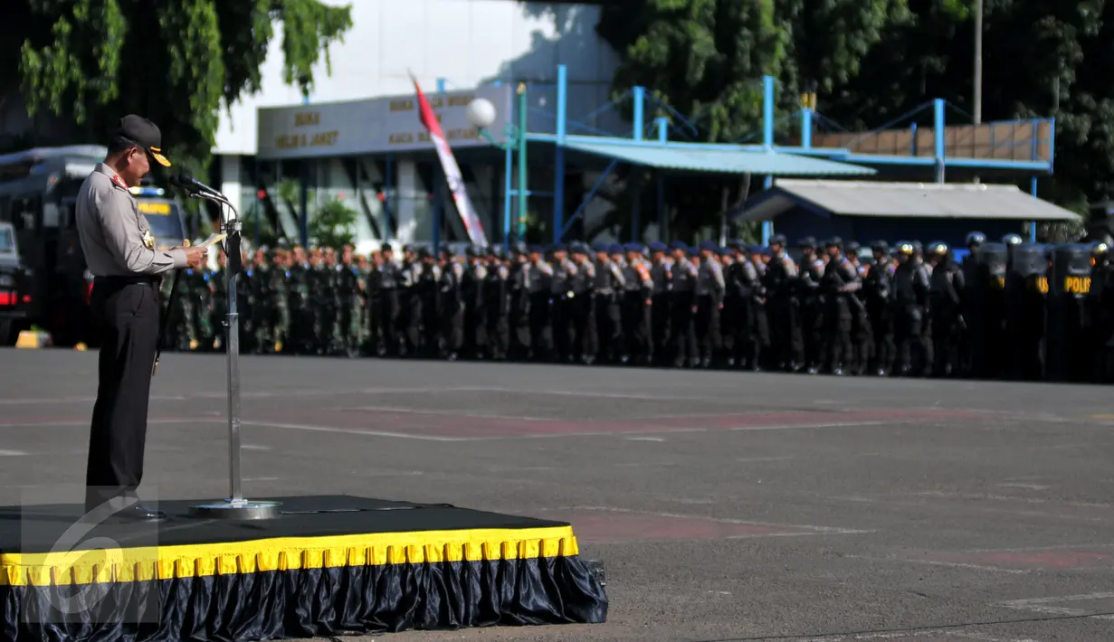 Kapolri Jenderal Pol Badrodin Haiti memberi pidato saat apel gelar pasukan Operasi Lilin 2015 jelang perayaan Natal dan Tahun Baru di halaman Mapolda Metro Jaya, Jakarta, Rabu (23/12). (Liputan6.com/Yoppy Renato)