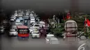 Beberapa kendaraan roda empat terlihat parkir sembarangan di depan RSCM, Jakarta, Senin (8/9/2014) (Liputan6.com/Johan Tallo)