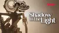 Film dokumenter Shadow In The Light yang mengangkat seni pertunjukan wayang kulit dapat disaksikan melalui platform streaming Vidio. (Dok. Vidio)