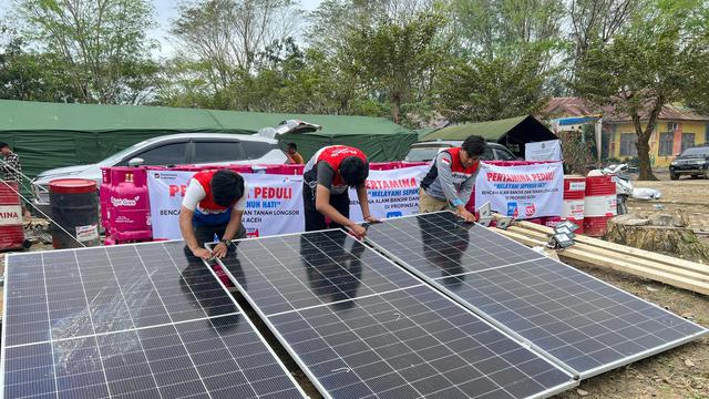 Listrik Tenaga Surya Jadi Penerang Tenda Pengungsi Aceh Tamiang