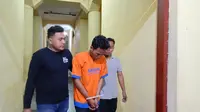 Ikbal, tersangka pencurian, saat tiba di Satreskrim Polres Bangkalan.