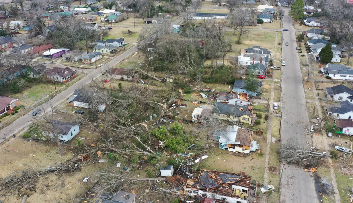 Gambar yang diambil dengan drone ini menunjukkan kerusakan akibat tornado di Selma, Alabama, Amerika Serikat, 13 Januari 2023. Pencarian korban tewas lainnya terus dilakukan. (DroneBase via AP)
