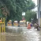 Bus sekolah yang berwarna kuning itu pun tak dapat diselamatkan yang lokasinya tak jauh dari poll Blue Bird di Kramat Jati, belakang Pasar Hek, Jalan Pondok Gede (Foto: Merdeka)