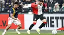 Pemain Twente, Mees Hilgers (kiri) berusaha merebut bola dari pemain Feyenoord, Santiago Gimenez pada laga lanjutan Liga Belanda 2023/2024 yang berlangsung di Feyenoord Stadion de Kuip, Rotterdam, Belanda, 28 Januari 2024. (AFP/ANP/Maurice Van Steen)