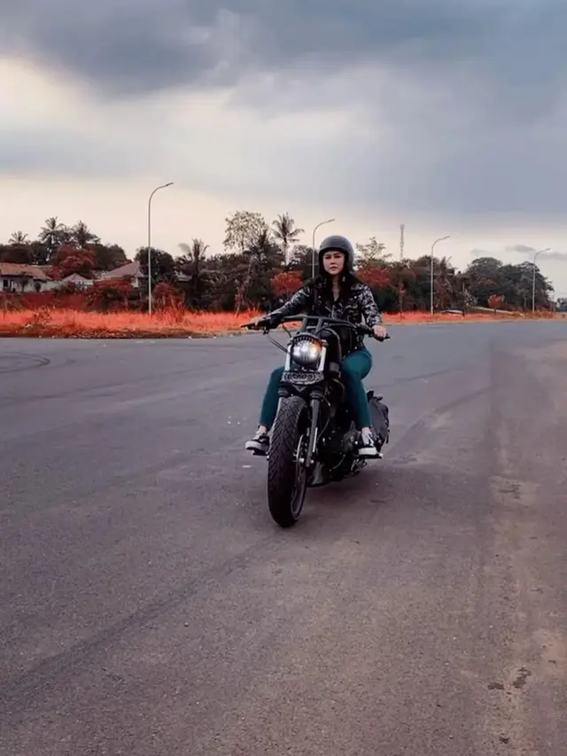 Hobi Naik Motor, Ini 6 Potret Aura Kasih saat Kendarai Vespa hingga Moge