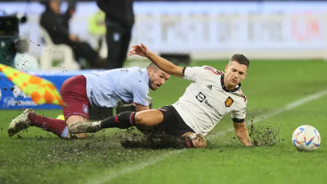 Foto: Hujan Deras, Lapangan Becek, Hingga Menarik Baju Pemain saat MU Melawan Aston Villa di Tur Pramusim