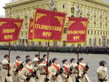 Prajurit Rusia yang mengenakan seragam bersejarah berbaris selama parade militer di selatan kota Volgograd pada 2 Februari 2023. Parade digelar untuk menandai peringatan 80 tahun kemenangan Soviet pada Pertempuran Stalingrad selama Perang Dunia II. (AFP/Stringer)