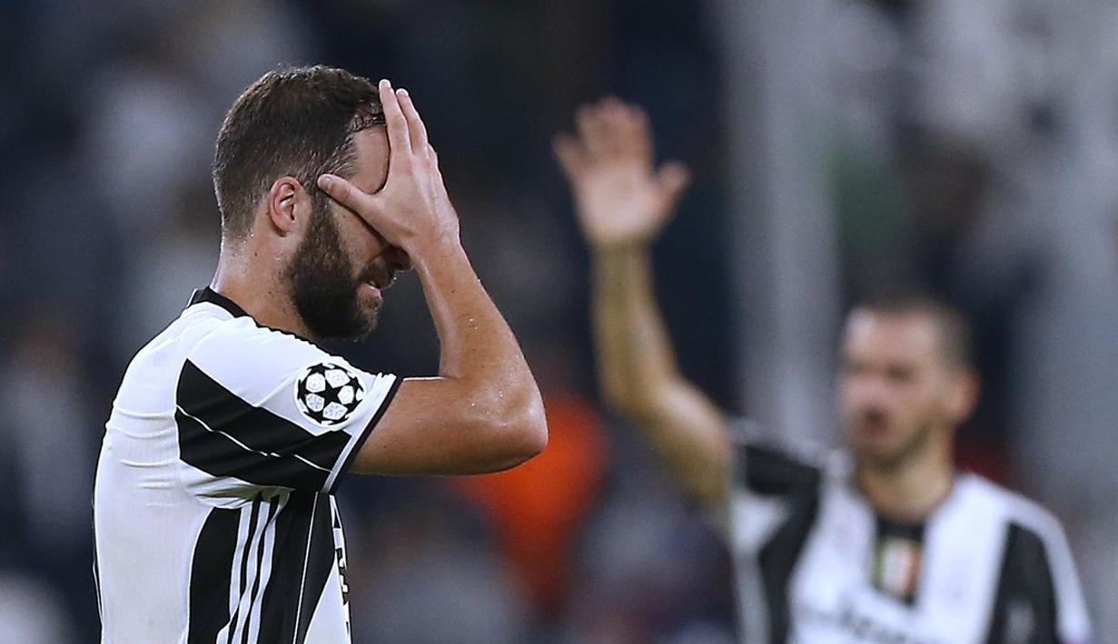 Juventus bermain imbang tanpa gol melawan Sevilla pada laga Liga Champions Grup H di Juventus Stadium, Turin, Kami (15/9/2016) dini hari WIB. Gonzalo Higuain pun gagal tampil cemerlang. (AFP/Marco Bertorello)